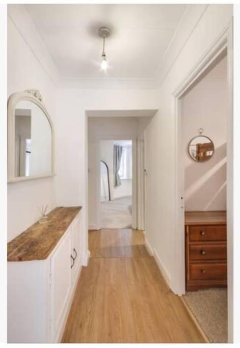 Central 2 Bedroom Garden Flat With Free Parking Ройал-Танбридж-Уэльс Экстерьер фото