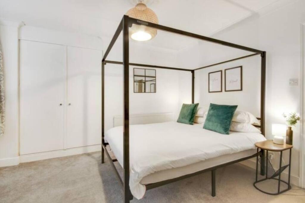 Central 2 Bedroom Garden Flat With Free Parking Ройал-Танбридж-Уэльс Экстерьер фото