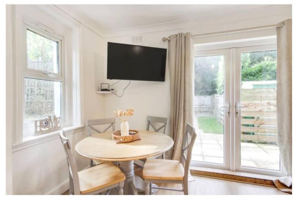 Central 2 Bedroom Garden Flat With Free Parking Ройал-Танбридж-Уэльс Экстерьер фото