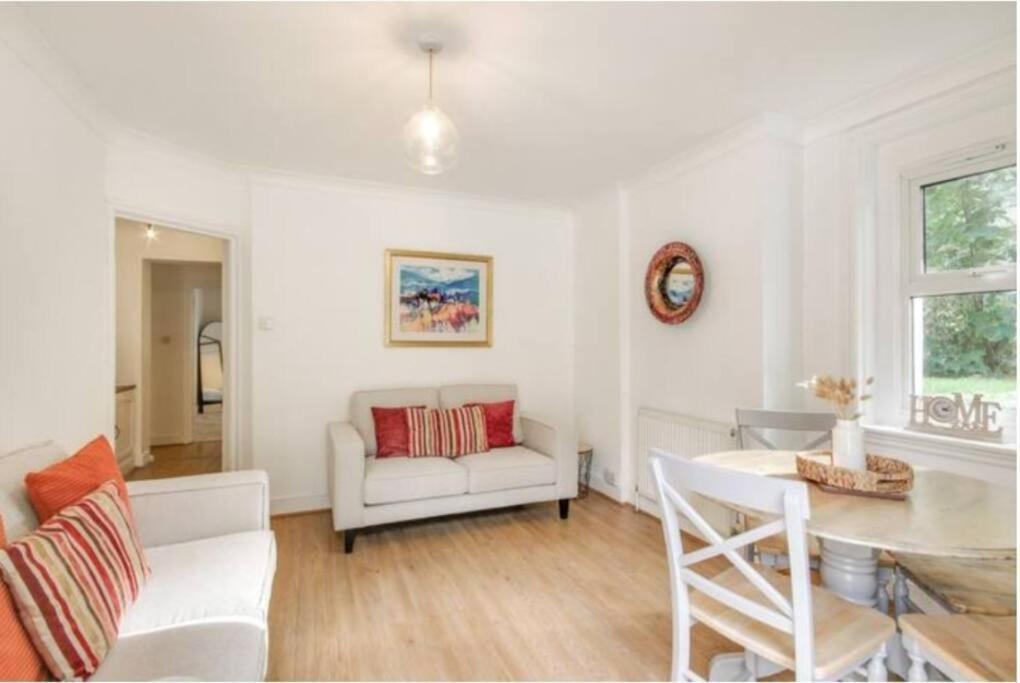 Central 2 Bedroom Garden Flat With Free Parking Ройал-Танбридж-Уэльс Экстерьер фото